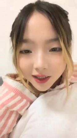 灌醉18岁的学生妹，【小乖7】，几瓶啤酒就喝醉了，被操了，娇喘喊着~快~快~快，清新小妹子被疯狂蹂躏，推荐 截图6