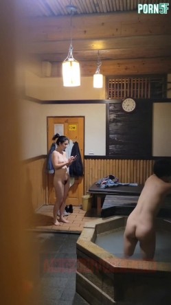 情侣私人温泉旅馆被工作人员暗藏摄像头偷拍传网络,受害女崩溃大哭 截图14
