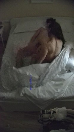酒店偷拍 反差婊戴眼镜的骚女换开档黑丝和女仆装和男友尽情做爱 截图3