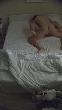 酒店偷拍 反差婊戴眼镜的骚女换开档黑丝和女仆装和男友尽情做爱 截图9