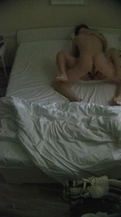 酒店偷拍 反差婊戴眼镜的骚女换开档黑丝和女仆装和男友尽情做爱 截图10