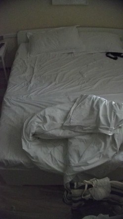 酒店偷拍 反差婊戴眼镜的骚女换开档黑丝和女仆装和男友尽情做爱 截图11