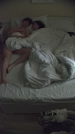 酒店偷拍 反差婊戴眼镜的骚女换开档黑丝和女仆装和男友尽情做爱 截图12
