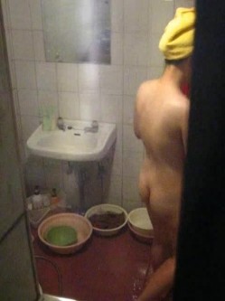 窗口偷拍女孩洗澡被发现惊叫----那就壹刻我也惊呆了 截图1