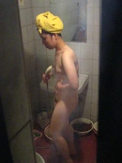 窗口偷拍女孩洗澡被发现惊叫----那就壹刻我也惊呆了 截图2