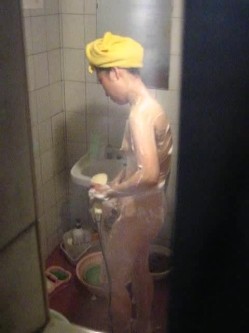窗口偷拍女孩洗澡被发现惊叫----那就壹刻我也惊呆了 截图9