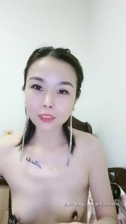牛逼的大姐最值大人秀，露脸黑丝各种玩逼，乳头夹乳夹炮击道具双插爆菊花，扩阴器撑开骚逼往里灌风油精 截图12