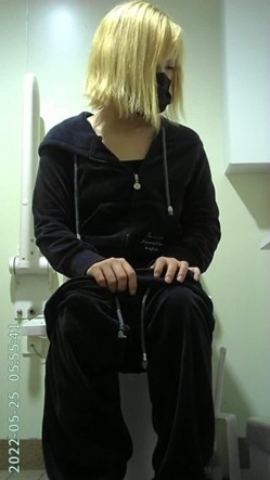写字楼女厕正面偷拍白领美女年轻美眉一边看视频一边自慰 截图4