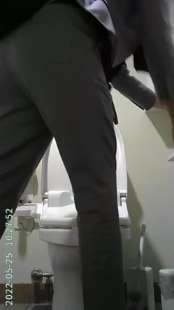 写字楼女厕正面偷拍白领美女年轻美眉一边看视频一边自慰 截图5