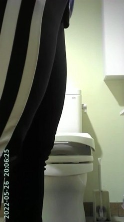 写字楼女厕正面偷拍白领美女年轻美眉一边看视频一边自慰 截图6
