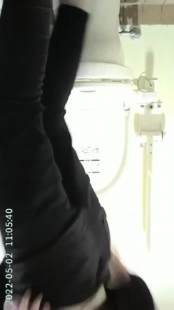 写字楼女厕正面偷拍白领美女年轻美眉一边看视频一边自慰 截图7