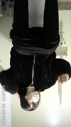 写字楼女厕正面偷拍白领美女年轻美眉一边看视频一边自慰 截图8