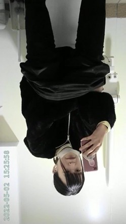 写字楼女厕正面偷拍白领美女年轻美眉一边看视频一边自慰 截图9