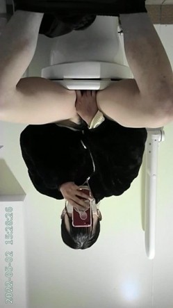 写字楼女厕正面偷拍白领美女年轻美眉一边看视频一边自慰 截图10