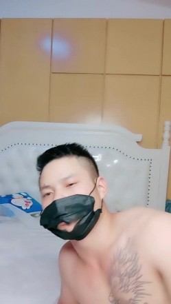清纯系美女露脸激情3P，激情上位还要口交大鸡巴，让两个小哥夹在中间玩双插，爆菊花草骚穴，浪叫不止真骚啊 截图2