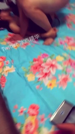 惊生活照看起来超良家的小姐姐私下居然是条母狗被男友带出去找单男操二 截图16