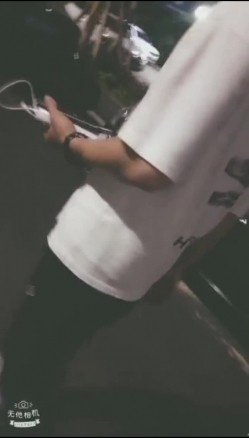 “抓我奶子，猛一点宝贝”对话超淫荡 ️顶级骚母狗大奶肥臀御姐【雪儿】群福利，户外3P紫薇各种无套内射，叫声真心受不了 截图2