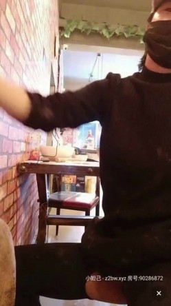 饭馆老板娘，生意不好做黄播下海捞金，边包饺子包紫薇，满手沾满淫水的饺子你想吃么，骚浪贱货阿姨！ 截图4