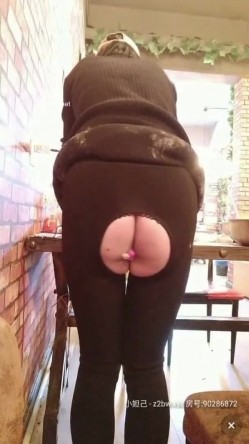 饭馆老板娘，生意不好做黄播下海捞金，边包饺子包紫薇，满手沾满淫水的饺子你想吃么，骚浪贱货阿姨！ 截图5