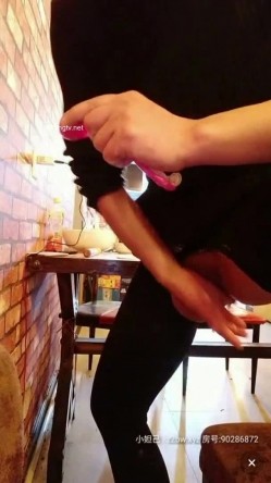 饭馆老板娘，生意不好做黄播下海捞金，边包饺子包紫薇，满手沾满淫水的饺子你想吃么，骚浪贱货阿姨！ 截图6