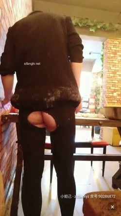 饭馆老板娘，生意不好做黄播下海捞金，边包饺子包紫薇，满手沾满淫水的饺子你想吃么，骚浪贱货阿姨！ 截图7