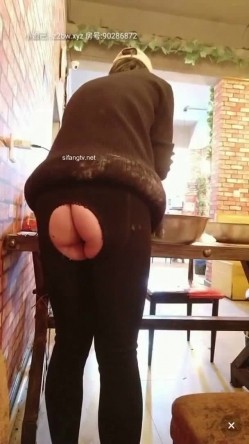 饭馆老板娘，生意不好做黄播下海捞金，边包饺子包紫薇，满手沾满淫水的饺子你想吃么，骚浪贱货阿姨！ 截图9