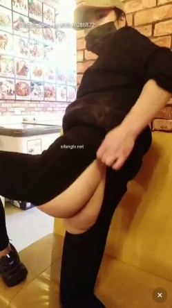 饭馆老板娘，生意不好做黄播下海捞金，边包饺子包紫薇，满手沾满淫水的饺子你想吃么，骚浪贱货阿姨！ 截图13
