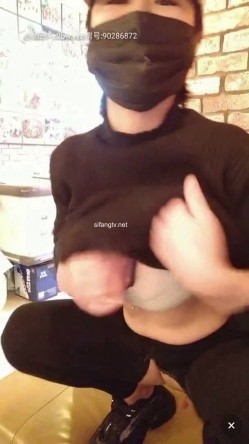 饭馆老板娘，生意不好做黄播下海捞金，边包饺子包紫薇，满手沾满淫水的饺子你想吃么，骚浪贱货阿姨！ 截图14