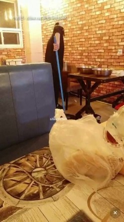 饭馆老板娘，生意不好做黄播下海捞金，边包饺子包紫薇，满手沾满淫水的饺子你想吃么，骚浪贱货阿姨！ 截图15