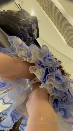 跟随偷窥跟男友逛街的漂亮小姐姐 草莓花内内 不停在晃动性感屁屁 截图7