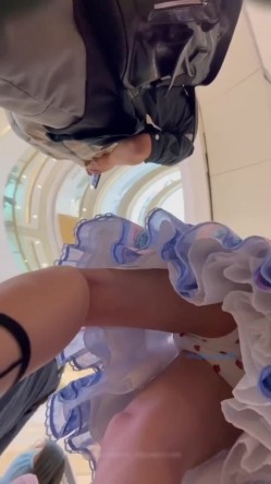 跟随偷窥跟男友逛街的漂亮小姐姐 草莓花内内 不停在晃动性感屁屁 截图9