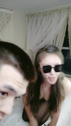 北欧混血黑丝高跟女模特，全程露脸跟小哥激情啪啪，淫声荡语诱惑不断，各种口交大鸡巴多体位暴力抽插呻吟 截图7