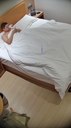 酒店偷拍样子斯文的眼镜白领姐姐被已婚男扣逼操穴 截图2