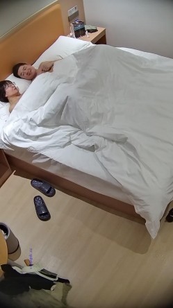 酒店偷拍样子斯文的眼镜白领姐姐被已婚男扣逼操穴 截图7