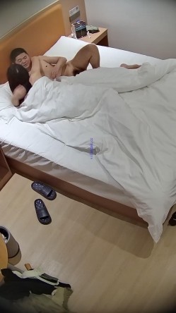 酒店偷拍样子斯文的眼镜白领姐姐被已婚男扣逼操穴 截图9