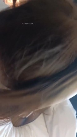 《贵在真实反差淫妻》顶级绿帽刷锅狠人，私密交流群东北夫妻淫乱群交内容曝光，商场户外超市露出3P野战相当开放 截图5