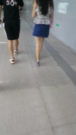 青岛地铁偶遇一身蓝色穿搭校花尤物,当着男友面趴腰偷窥齐逼裙下肥润的白臀 截图3