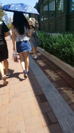 青岛地铁偶遇一身蓝色穿搭校花尤物,当着男友面趴腰偷窥齐逼裙下肥润的白臀 截图12