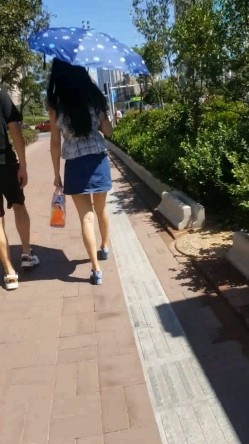 青岛地铁偶遇一身蓝色穿搭校花尤物,当着男友面趴腰偷窥齐逼裙下肥润的白臀 截图13