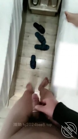 正和丈母娘艹逼中，老婆突然间醒了，差点吓软了 截图13