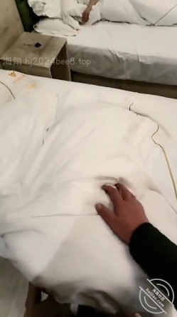 正和丈母娘艹逼中，老婆突然间醒了，差点吓软了 截图14
