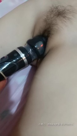 【推油俱乐部】男技师给美女顾客推油时 老板娘拿起手机拍摄 顾客要阴道按摩 老板娘亲自来做 截图12