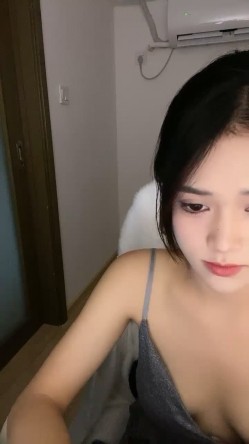 黄色战袍校花女神【甜奶昔】让人梆硬的身材！馋死了，一看就是个淫妇，不干个几个小时满足不了他，谁来试试！ 截图6