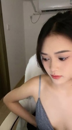 黄色战袍校花女神【甜奶昔】让人梆硬的身材！馋死了，一看就是个淫妇，不干个几个小时满足不了他，谁来试试！ 截图9