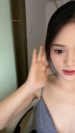 黄色战袍校花女神【甜奶昔】让人梆硬的身材！馋死了，一看就是个淫妇，不干个几个小时满足不了他，谁来试试！ 截图12