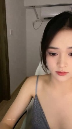 黄色战袍校花女神【甜奶昔】让人梆硬的身材！馋死了，一看就是个淫妇，不干个几个小时满足不了他，谁来试试！ 截图14