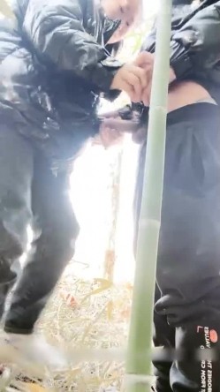 留守村妇饥渴了,骑着电动车竹林约啪,户外脱下裤子野战,干完骑车就走了 截图1