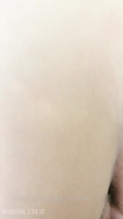 留守村妇饥渴了,骑着电动车竹林约啪,户外脱下裤子野战,干完骑车就走了 截图12