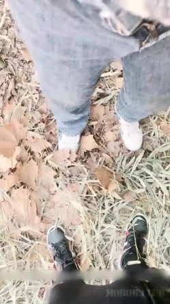 留守村妇饥渴了,骑着电动车竹林约啪,户外脱下裤子野战,干完骑车就走了 截图16