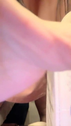 蜜蜜蜜蜜蜜桃 核弹！姐妹网吧勾搭~20小时~【大大蜜桃】无套啪啪~推油，男的边扣边日，真TM爽 截图1